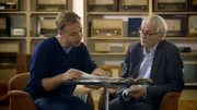 Jacques Peretti im Gespräch mit dem deutschen Wissenschaftler Helmut Hoge in Berlin.