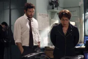 Lieutenant van Buren (S. Epatha Merkerson, re.) bespricht mit den Detective Lupo (Jeremy Sisto) und seinem Kollegen erste Ermittlungsergebnisse. Haben sie es tatsächlich mit einem Serienmörder zu tun?