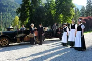 Die Familie kommt in Blünbach an. Gustav (Heino Ferch, mi.) geleitet seine Schwiegermutter Margarethe (Barbara Auer, 2.v.li.) auf die Sommerresidenz, auf der die Krupps unbeschwerte Ferien genießen möchten.