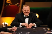 Pokerface Stefan Raab legt die Karten auf den Tisch!