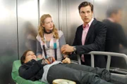 Gretchen (Diana Amft) ist mit der verletzten Nina (Mina Tander, liegend) auf dem Weg in die Notaufnahme. Im Aufzug erkennt Nina, dass es sich bei Dr. Meier (Florian David Fitz) um ihren Exfreund handelt!