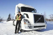 T.J. bekommt während einer Fahrt so starke Schmerzen, dass er immer wieder das Bewusstsein verliert und aussetzen muss. Doch die Saison ist bald zu Ende und er will so schnell wie möglich wieder mit seinem Truck aufs Eis...