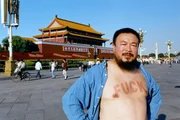 Im Jahr 2000 zeigt Ai Weiwei der Regierung mit seiner "Fuck Off" betitelten "Gegenausstellung" zur Biennale von Shanghai den Stinkefinger.