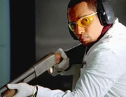 Dr. Sheldon Hawkes (Hill Harper) macht ballistische Versuche: Er möchte den Mord an einer jungen Frau rekonstruieren.