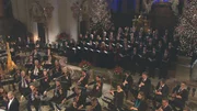 Chorleiter und Operndirigent Howard Arman dirigiert.