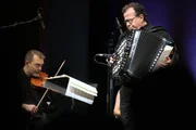 Die Stücke „"Herbst“ und „Frühling“" werden von Richard Galliano (re.) gemeinsam mit fünf befreundeten Musikern in einer Version des Argentiniers Astor Piazzolla dargeboten.