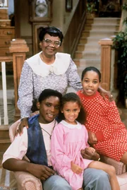1. Staffel: (v.l.): Estelle Winslow (Rosetta LeNoire) und ihre Enkel Eddie (Darius McCrary), Judy (Valerie Jones) und Laura (Kellie Shanygne Williams) (Nur für den Pilot)