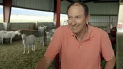 Der Molekularbiologe Dr. Randy Lewis hat seinen Ziegen die Herstellung von Spinnenseide beigebracht.