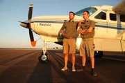 Ohne Radar und Autopilot fliegen die Buschpiloten (Namen nicht bekannt) durch die Wildnis Afrikas und bringen Touristen oder wichtige Luftfracht ins Okavangodelta und die Kalahari Wüste. Dabei müssen die jungen Piloten Nerven aus Stahl beweisen, denn mit jedem Flug setzen sie ihr Leben aufs Spiel.