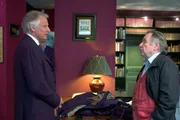 Régis Debray (re.), Philosoph, Schriftsteller und ehemaliger Mitstreiter Che Guevaras, unterhält sich mit dem ehemaligen Premierminister Dominique de Villepin.