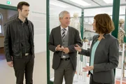 Im Phyletischen Museum der Universität in Jena sind die „Xenius“-Moderatoren Emilie (re.) und Adrian (li.) zusammen mit Prof. Dr. Martin Fischer (Mi.) dem Rätsel der menschlichen Evolution auf der Spur.