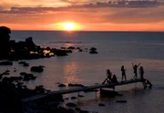 Maria Wern (Eva Röse, 2.v. rechts) und ihre alten Schulkameradinnen baden im Sonnenuntergang.