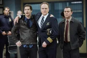 V.l.: Jake Peralta (Andy Samberg), Roger (Bradley Whitford), Charles Boyle (Joe Lo Truglio)