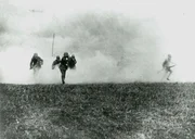 Soldaten flüchten vor einem Gasangriff.