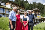 Das Haus wächst behutsam und stetig mit dem Biogedanken, und auch die Familie wächst. Willi (Vater), Marianne (Tochter), Inge (Mutter) und Christian Daberer (Sohn).