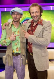 Von links: Außenreporter Lou Astor und Moderator Max Schmidt.
