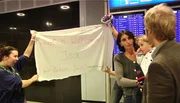 Großer Bahnhof am Flughafen: Mutter samt Freundin und Nachbarin erwarten nach einem halben Jahr ihre Tochter von einem Au-Pair-Aufenthalt in den USA zurück.