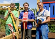 Ein Großprojekt im Kleingarten: Das Dreigestirn Ralf (l.), Claus (M.) und Ralle erneuert den Spielplatz in der Schrebergarten-Anlage.