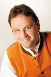 Georg Ried führt durch die Sendung "Bayern Burgen Blasmusik".