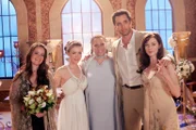 Happy End: Piper (Holly Marie Combs, l.), Phoebe (Alyssa Milano, 2.v.l.), Angel of Destiny (Denise Dowse, M.), Coop (Victor Webster, 2.v.r.) und : Paige (Rose McGowan, r.) ...