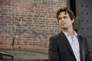 Neal (Matt Bomer) gibt sich als reicher Kunstsammler 'Mr. Devore' aus und hat einen Termin mit dem Franzosen Dorsett vereinbart, der das gestohlene Bild in der Kunstszene zum Verkauf anbietet.