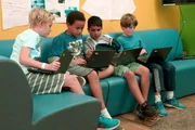 Die digitale Revolution erfordert heute ganz andere, leistungsfähigere Schulen, gerüstet für die Welt von morgen und mit mehr Chancengleichheit: Diese Kinder lernen beispielsweise mit dem Computer.