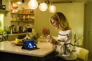 Nikki Alexander (Emilia Fox) führt ein Videotelefonat mit Matt.