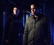 John (Karl Urban, l.) und Dorian (Michael Ealy, r.) ermitteln in einem verzwickten Fall ...