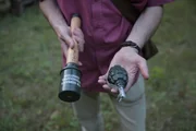Eine Stielhandgranate der Deutschen Wehrmacht im Vergleich zur einer modernen Eierhandgranate.