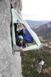 An einer 300 Meter senkrecht abfallenden Felswand übernachten: ProSieben MAXX-Reporter Harro Füllgrabe nimmt jede Herausforderung an, egal wie wahnsinnig sie erscheint ...