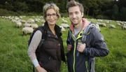 Yvonne Willicks und Daniel Aßmann (r) ziehen als "Hilfsschäfer" mit Schäfer Andreas Eisenbarth und seiner Schafherde durch die Lande.