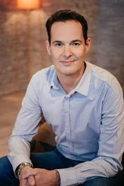 Moderator Dominik Pöll.