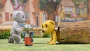 Benedikt zeigt Vicki (l.), wie sie durch den hohlen Baumstamm kriechen soll.
