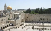 Die Klagemauer und der Felsendom in der Altstadt von Jerusalem
