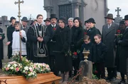 Szene mit Cyrille Thouvenin, Frederic Pierrot, Anais Demoustier, Julie Ravix, Laurence Cote, Christophe Aleveque