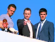 Auf dem Dach des Krankenhauses rekonstruieren Danny (Carmine Giovinazzo, l.), Mac (Gary Sinise, M.) und Donald (Eddie Cahill) den Tathergang.