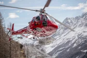 Mit 13 Piloten, 16 Flughelfern, 12 Mechanikern, 14 Einsatzleitern und 10 Rettunssanitaetern fuehrt die Air Zermatt rund um das Matterhorn mit einer Flotte von 9 Helikoptern Rettungs, Transport -und Passagierfluege durch.