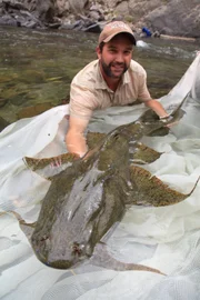 Möchte das Geheimnis der Monsterfische im Mekong ergründen und herausfinden, welchen Weg oder welche Flussarme, die Fische bei ihrer Wanderung benutzen: Dr. Zeb Hogan ...