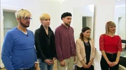 Stefan (29, 2.v.li.) aus Krefeld, Isabell (29, re.) aus Nürnberg oder einer der beiden Berliner Alina (26, 2.v.re.) und Marvin (26, Mitte): Welcher der vier Bewerber bekommt seinen Traumjob als Stylist bei einem bekannten Promi-Friseur in Berlin? Unter den Augen eines vermeintlich fünften Bewerbers (li.) müssen sie beweisen, dass sie zu den Besten ihrer Zunft gehören. Was sie jedoch nicht wissen: Nummer Fünf ist der zukünftige Chef!
