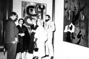 Kassels Oberbürgermeister Lauritz Lauritzen (links) und der italienische Maler Emilio Vedova (recht) 1955 auf der ersten Kasseler documenta.