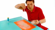 André malt ein aufregendes Bild aus Sand.