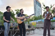 Lehrer und Gärtner Paul mit seiner Band im Garten.