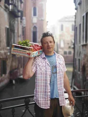 Die Serie mit Jamie Oliver ist ein einziges Abenteuer. In jeder Folge erforscht der Kult-Koch die Küche eines anderen Landes und macht dabei aufregende Entdeckungen. Zunächst lernt er in Marrakesch eine völlig andere Esskultur kennen. In Griechenland fischt er das erste Mal in seinem Leben mit einem Speer. In Andalusien kocht er die größte Paella der Welt und in Frankreich freundet er sich mit einem Trüffelschwein an. Auf seinen Reisen lernt Jamie Oliver zudem eine Reihe anderer Köche kennen, die unter ande