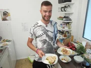 Gastgeber Robert freut sich auf seine Gäste und ist gespannt wie es den Teilnehmern schmeckt.