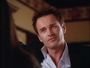 Piper (Holly Marie Combs, l.) ist überrascht, dass Cole (Julian McMahon, r.) hier ist um sie und Leo wieder zusammen zu führen, in der Hoffnung Phoebes Glauben in die Liebe wiederherzustellen ...