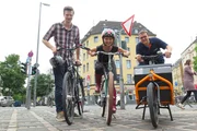 Die "Xenius"-Moderatoren Emilie und Adrian und Christoph Schmidt schauen frech in die Kamera.