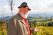 "Klingendes Österreich", "Vom Herrenschloss zum Bauernhof - Zwischen Eggenberg und Stübing in der Steiermark." Auf das Schloss Eggenberg in Graz trifft der Begriff Herrenschloss in jedem Fall zu. Seine vornehme, anmutige Schönheit und die volksnahe Zugänglichkeit prädestinieren dieses zeitlose Juwel als Eckpunkt für die 185. Sendung. Den idealen, nicht minder eindrucksvollen Gegensatz dazu, finden wir in der vorbildlich erhaltenen, gepflegten bäuerlichen Welt des Österreichischen Freilichtmuseums in Stübing. Der nicht übermäßig große Landstrich zwischen diesen beiden Glanzstücken unserer Kultur steckt voller Überraschungen. Einiges davon "klingend" zu zeigen, ist die Absicht unserer Sendung, die am Fürstenstand hoch über Graz beginnt. Ein Film von Elisabeth Eisner.Im Bild: Sepp Forcher, Großstu?bing.