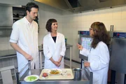 Die „"Xenius“"-Moderatoren Emilie und Adrian mit der Ernährungsberaterin Magali Bougeard (re.) in der Schulkantine