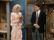 Angela (Judith Light, l.) und Tony (Tony Danza, r.) brechen zu ihrem ersten offiziellen Rendezvous auf.