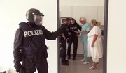 Die Beamten des SEK sin in höchster Alarmbereitschaft - ein Mann hat einen Operationssaal gestürmt und droht damit eine Chirurgin umzubringen.